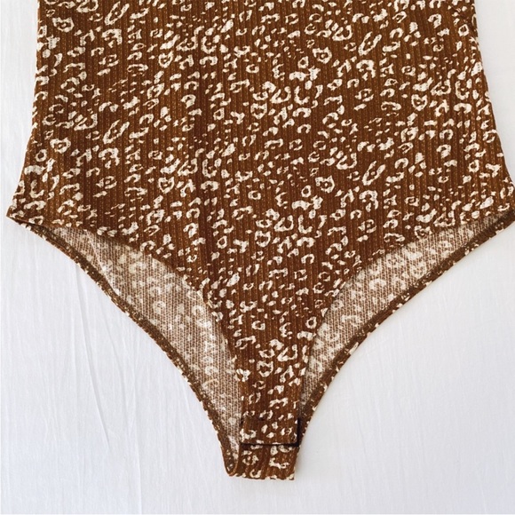 Gilli V-Neck Bodysuit - Picture 7 of 8